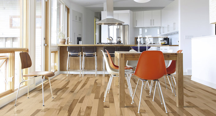 exemple de cuisine ouverte sur salle à manger, façade blanche bar en bois, chaises noirs, coin repas table bois e chaises modernes