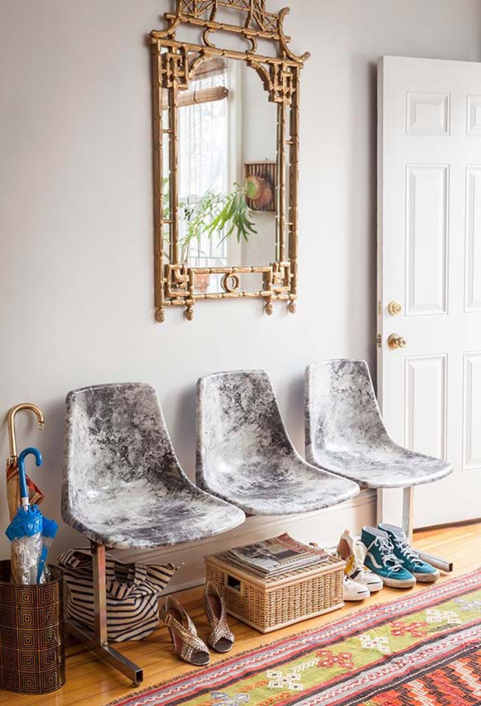 un meuble d'entrée original et sophistiquée fabriquées à partir des sièges de chaises récup, comment relooker des chaises pour un effet de faux marbre