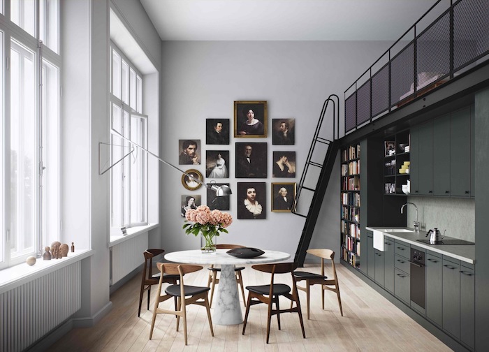 amenagement petite cuisine gris anthracite, avec bibliothèque, mur de cadres peinture vintage, coin repas avec table ronde en marbre et chaises en bois et cuir, parquet clair