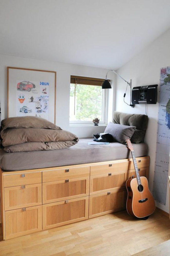 idée déco chambre adulte aménager une petite chambre d'adolescent avec lit en bois clair, des grands tiroirs de rangement pour adolescent garçon