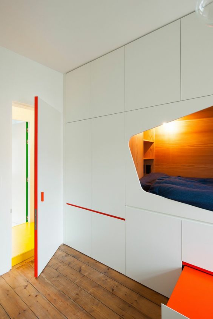 chambre de 9m2 amenagement petite chambre avec niche en style futuristique pour le lit, couleurs rouge et orange, parquet en bois rude