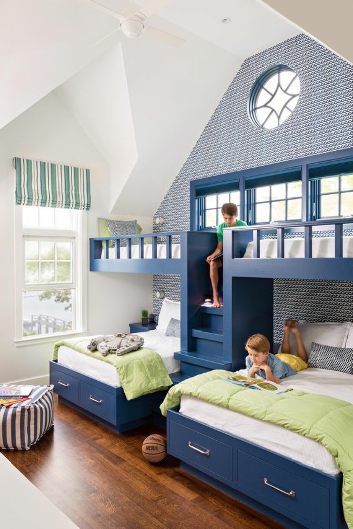 aménager une chambre de 10m2 en bleu canard en deux niveaux, chambre avec architecture originale, sol au revêtement en bois PVC