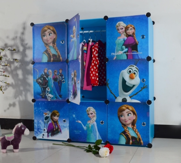 decoration reine des neiges, chambre d'enfant aux murs blanc et plancher blanc, garde-robe bleu à stickers Frozen