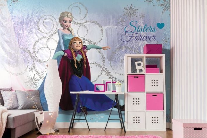 aménagement chambre fille à motifs Frozen, lit gris à baldaquin avec guirlande lumineuse, chambre au plafond bois et mur à sticker Anna et Elsa