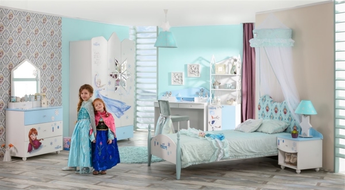 comment décorer la chambre d'enfant, chambre aux murs bleus et plafond blanc, papier peint mural à design Frozen