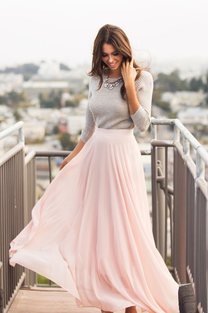 comment s'habiller en couleurs neutres femme, jupe longue en rose pastel avec pull en gris et collier florale métallique