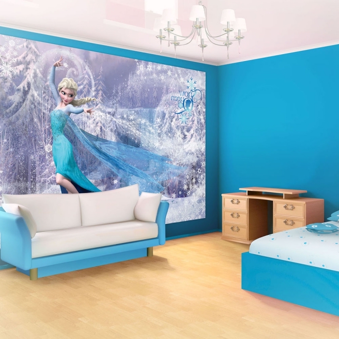 peindre un mur, chambre d'enfant à design reine des neiges, lit et canapé en blanc et bleu, sticker autocollant murale à design Elsa