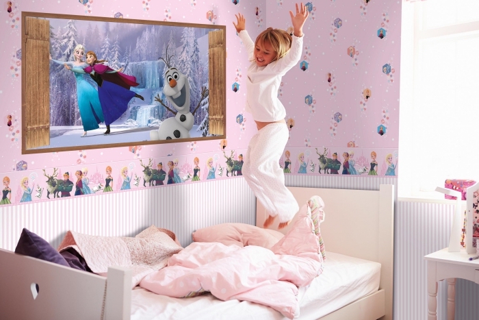 deco chambre fille, papier peint rose avec dessins à design Frozen, tête de lit en bois blanc, table de chevet en bois peint blanc