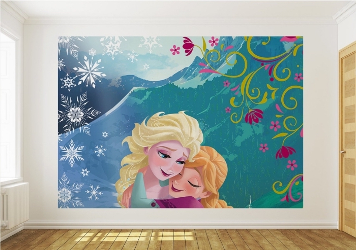 deco chambre fille, sticker autocollant murale à design Frozen avec Elsa et Anna, chambre d'enfant aux murs blancs et plancher en bois clair