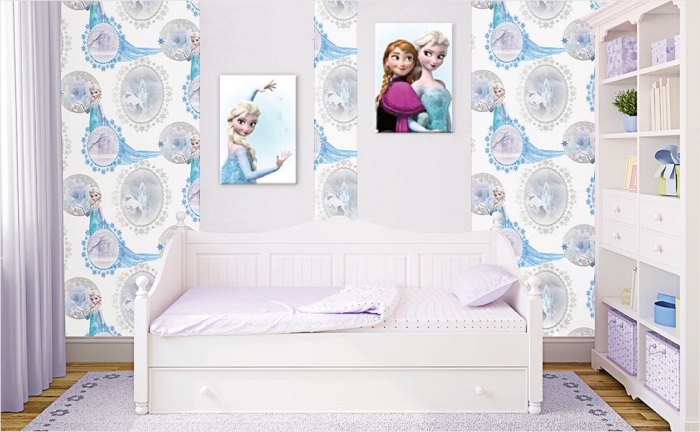 peinture interieur, papier peint mural en blanc bleu et gris à design Elsa, tapis rectangulaire en violet clair à motifs floraux
