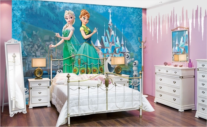 decoration reine des neiges, murs chambre enfant peints en rose et blanc, stickers autocollant mural à design Elsa et Anna
