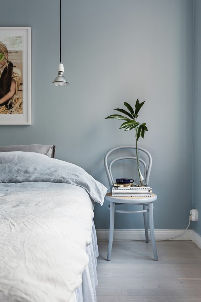 deco chambre adulte bleu pour une ambiance apaisante grand tableau au dessus du lit et ampoule moderne suspendue au dessus du lit 