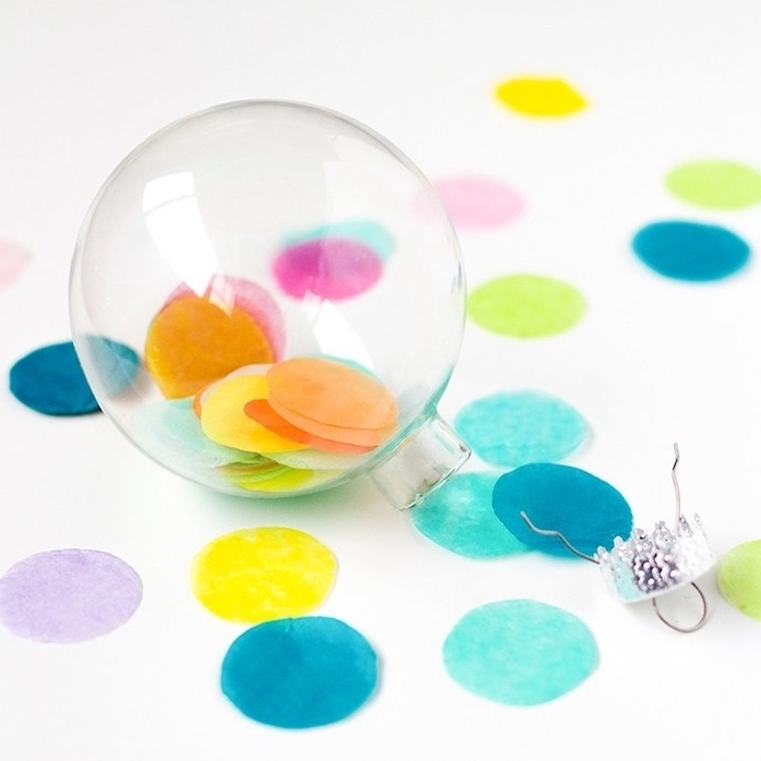 bricolage de noel facile, exemple de boule transparente en plastique remplie de confettis colorés, décoration sapin de noel a faire soi meme