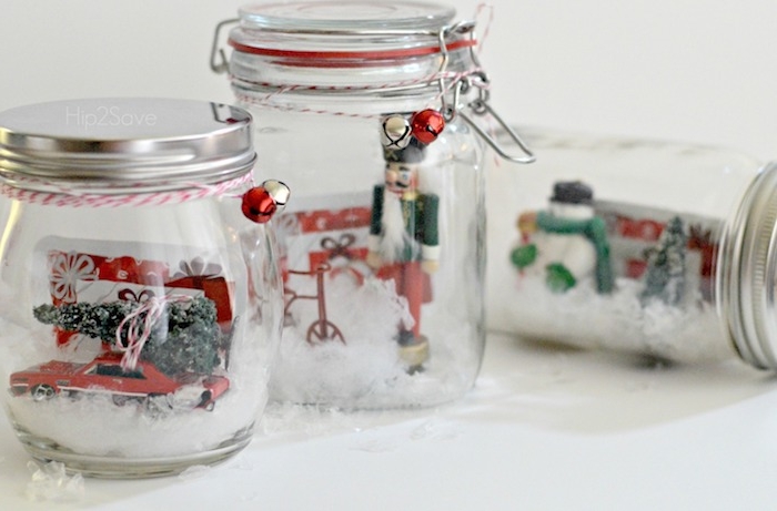 exemple de boule de neige avec des figurines décoratifs noel et neige artificielle, bricolage avec pots en verre, deco de noel a faire soi meme avec recup