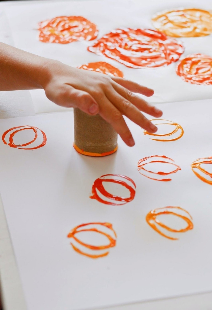 bricolage facile pour enfants avec des rouleaux de papier toilette recyclés tranformés en tampons à dessin