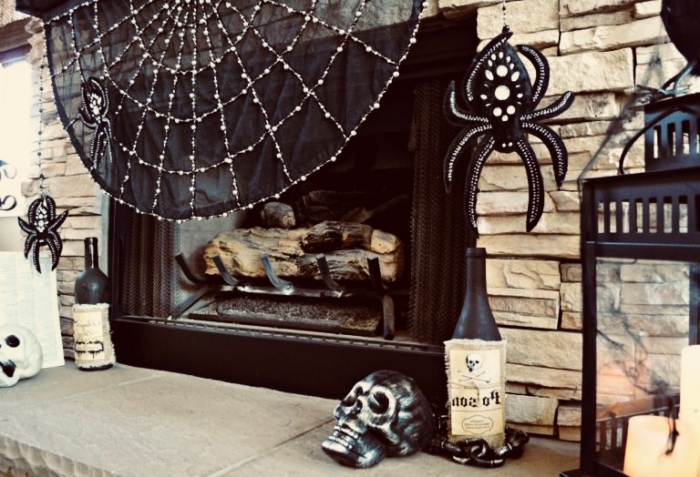 activités halloween, salon avec cheminée en pierres, toile d'araignée noire décorative avec araignées artifielles