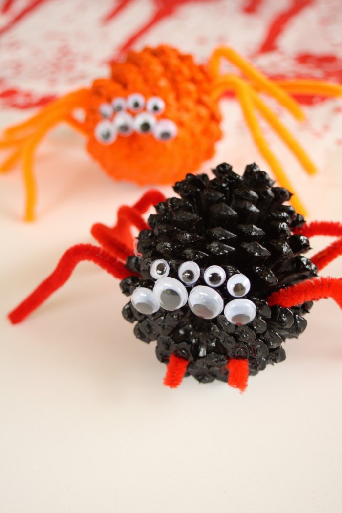 un projet de pinterest bricolage amusant pour la fête halloween à réaliser avec des pommes de pin, araignées en pommes de pin et chenilles