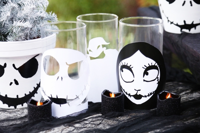 objets décoratifs pour Halloween en blanc et noir, verre transparent à déco crâne Halloween blanc et noir