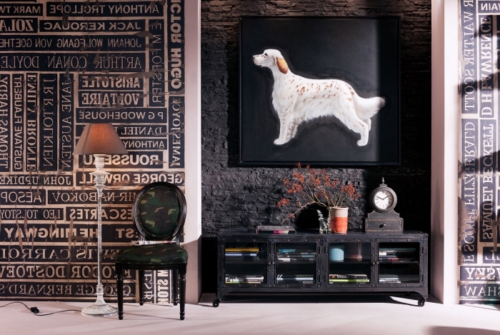 armoire industrielle, déco loft aux murs foncés avec papier peint à design citations inspirantes et briques noires