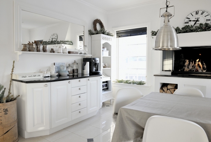 deco scandinave, décoration de noel dans la cuisine scandinave, cheminée blanc et noir, meubles cuisine en blanc et noir