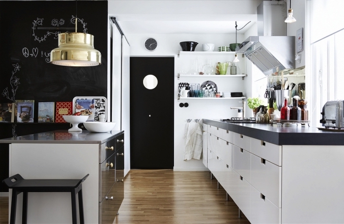 design scandinave, cuisine en blanc et noir avec plancher en bois stratifié, meubles de cuisine en blanc et noir