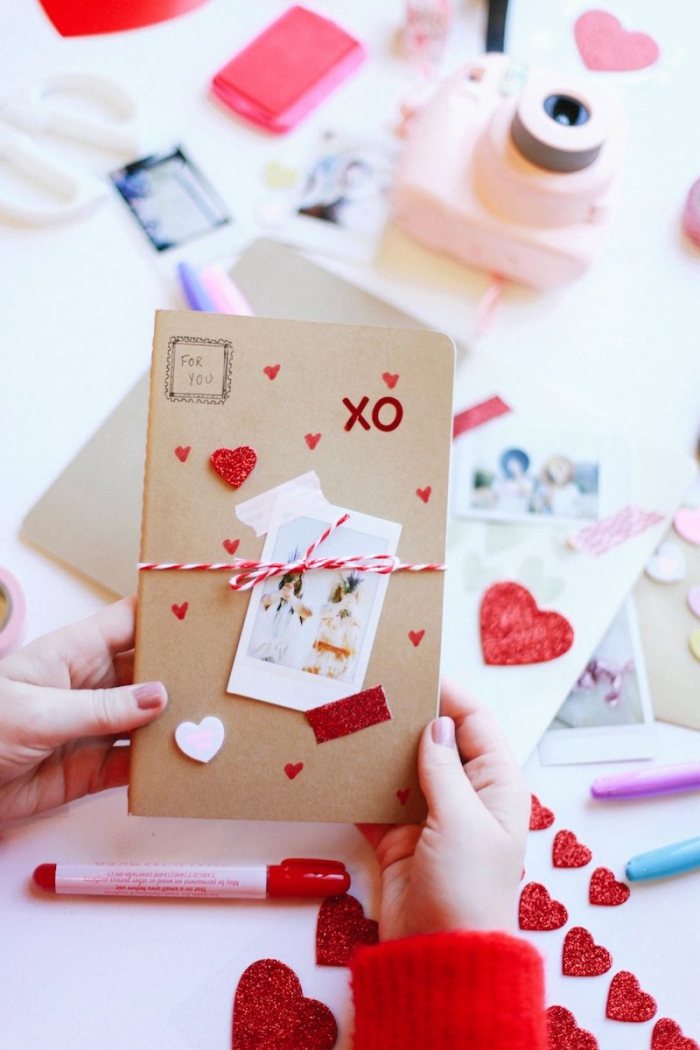 idée cadeau, tutoriel pour faire un carnet Saint Valentin avec photos et coeurs rouges, matériaux pour scrapbooking