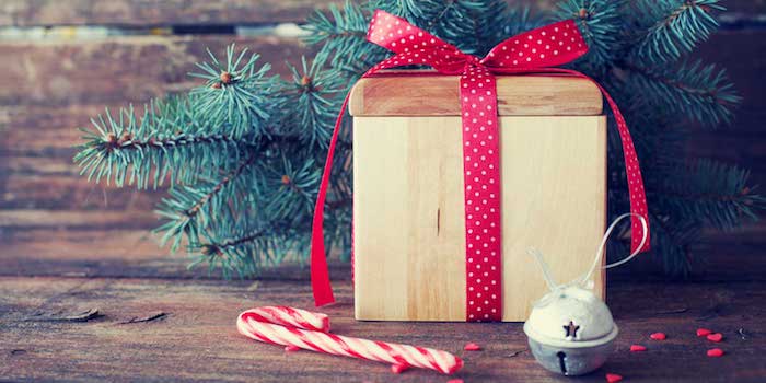 wallapper noel simple, cartede noel gratuite, boite a cadeau en bois, décorée de ruban rouge, branches de pin, canne de sucre