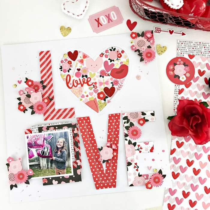 modèle de page scrapbooking, lettres diy en tissu rouge et rose, activité manuelle avec photo enfant et fleurs en papier et tissu
