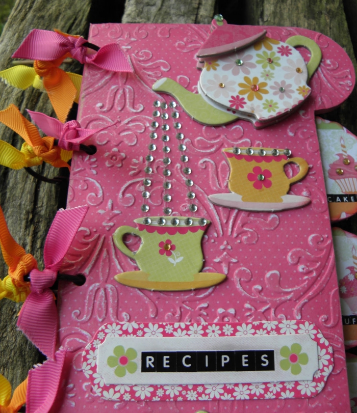 idée cadeau, cahier de recette diy à la couverture rose avec décoration à design service de thé en vert et jaune