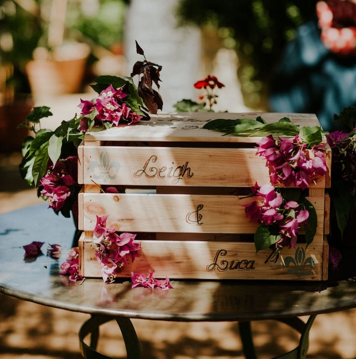 idées décoration mariage à faire soi même, caisse en bois avec prénoms invités écrits dessus, décoration florale