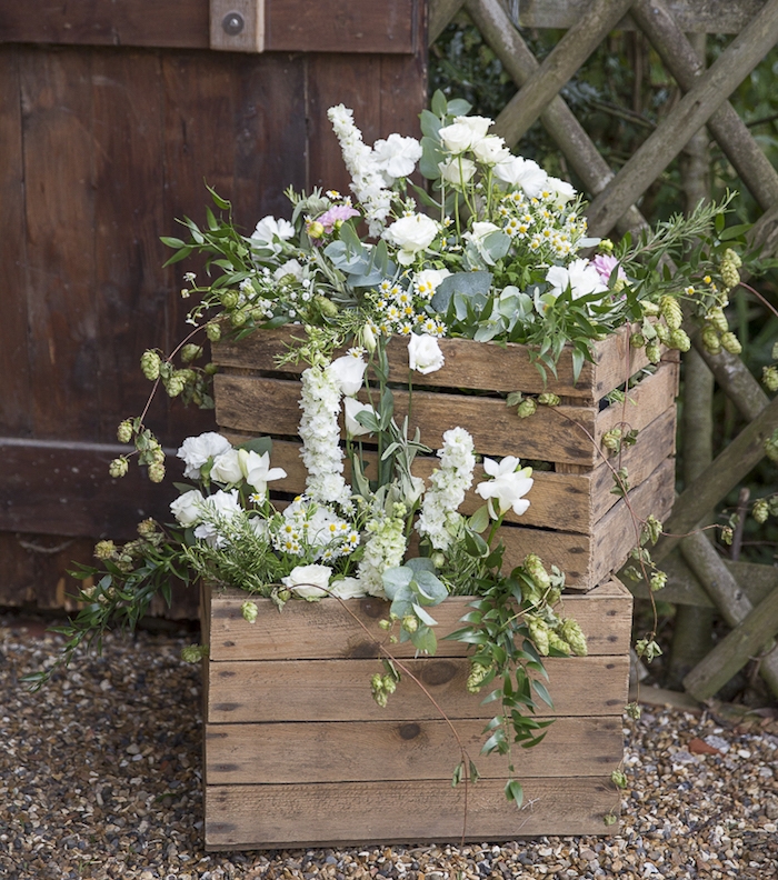 cagette bois deco mariage champêtre, bouquet de fleurs fraiches, idée de de décoration style shabby chic