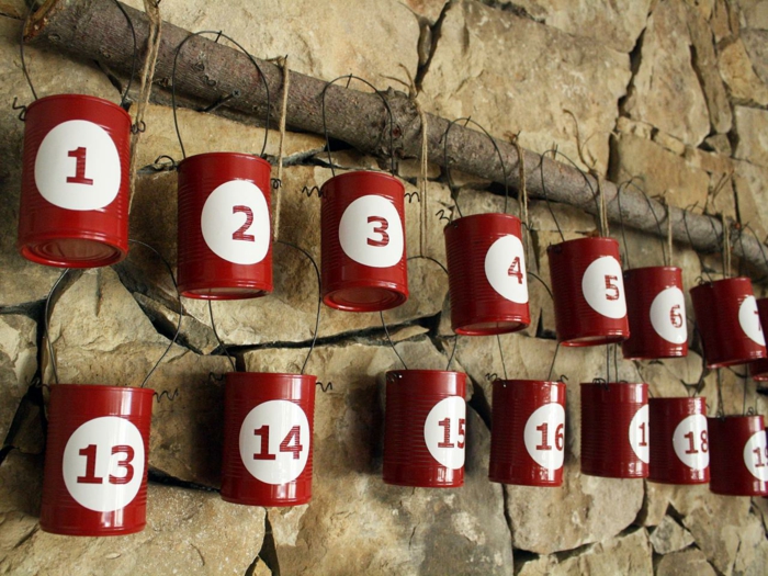 calendrier de l'avent à faire soi-même, boîtes de conserve peintes rouges avec des numéros