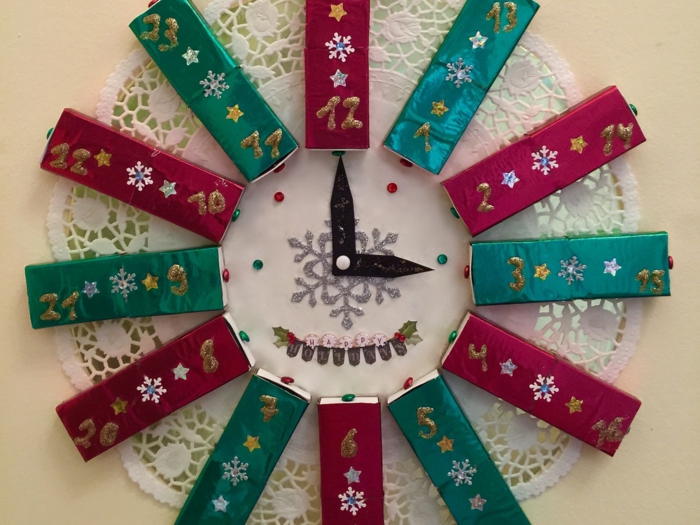 calendriers de l'avent, horloge en boîtes d'allumettes avec les 24 jours jusqu'à Noel