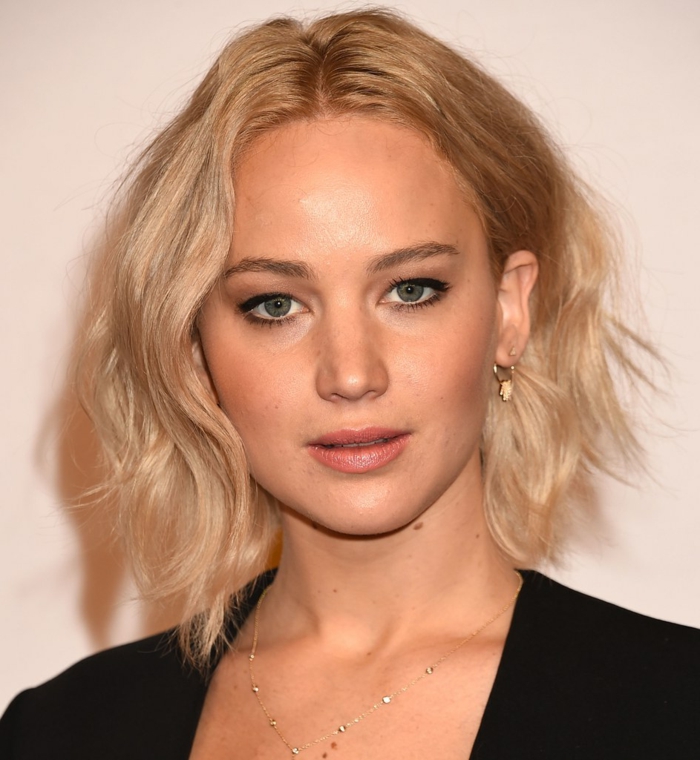 carré-flou-mi-long-Jennifer-Lawrence-avec-une-belle-coiffure-et-maquillage-discret-tenue-noire-rouge-à-lèvres-nude carré flou mi long Jennider Lawrence, rouge à lèvres nude, tenue noire, maquillage discret