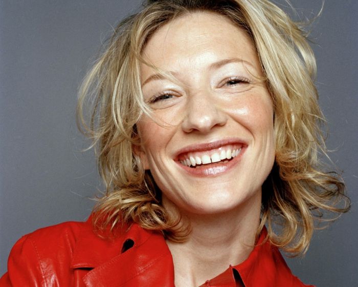 carré flou mi long, maquillage discret sur le visage de Cate Blanchett, veste rouge en simili cuir