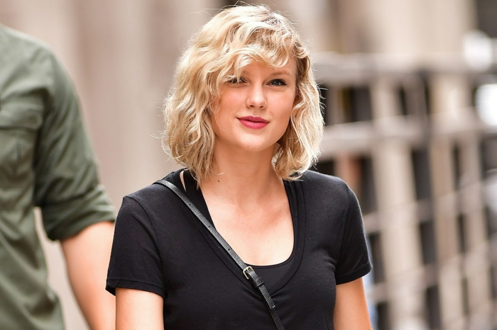 carré plongeant cheveux fins, coiffure et tenue streetstyle, Taylor Swift, cheveux blonds