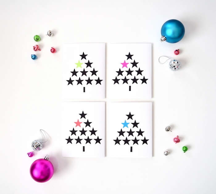 carte de noel maternelle en papier blanc avec des étoiles adhésifs noires et colorés, clochettes et boules de noel