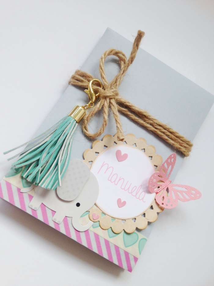 activité manuelle maternelle, faire une carte postale en papier bleu clair avec corde et papillon rose 3D