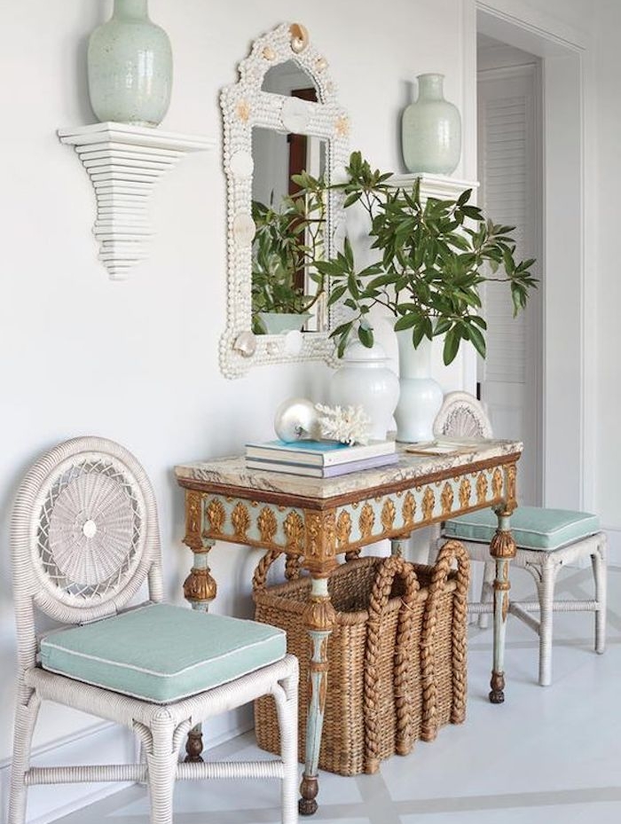 ceramique celadon, et coussins de chaises couleur vert céladon, panier tressé et une table entrée maison à déco dorée, plantes livres, miroir baroque, style colonial, bord de mer