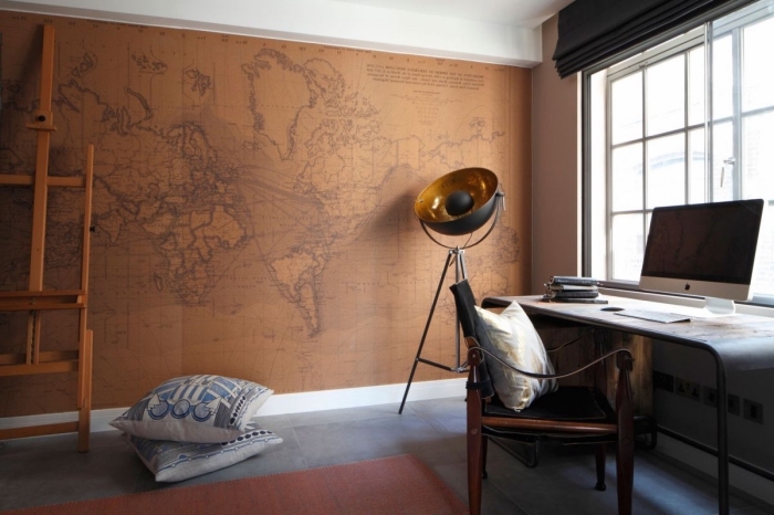 meuble style industriel, déco office maison avec papier peint à design carte de monde et carrelage de sol gris