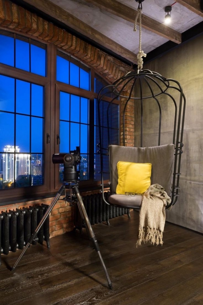 meuble industriel, décoration de salon loft aux murs en béton et briques avec plancher en bois foncé, modèle de chaise suspendue en fer noir