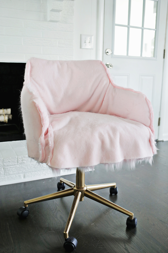 une chaise de bureau girly revêtue de fausse fourrure rose, comment relooker des chaises sans les repeindre