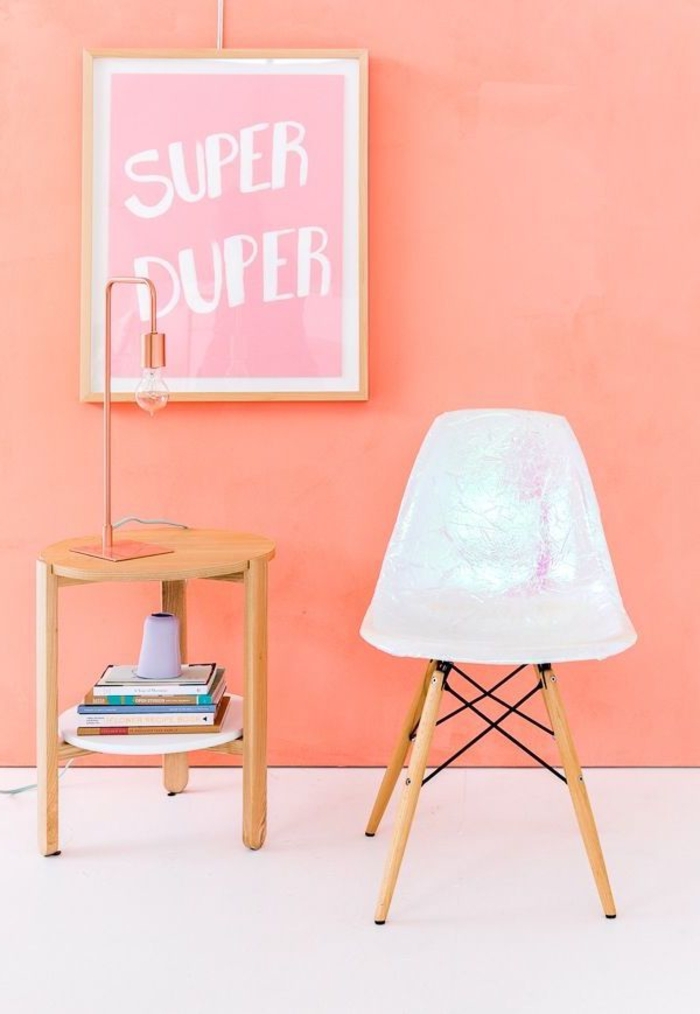 comment customiser un meuble pour lui donner un aspect chic et moderne, chaise vintage scandinave à effet holographique 