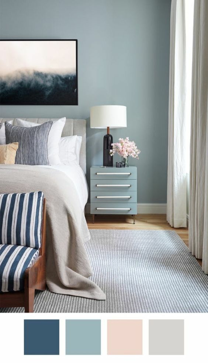 nuancier bleu et combinaisons du bleu et du rose dans une chambre d'adulte avec un grand tableau en noir blanc et gris au dessus du lit