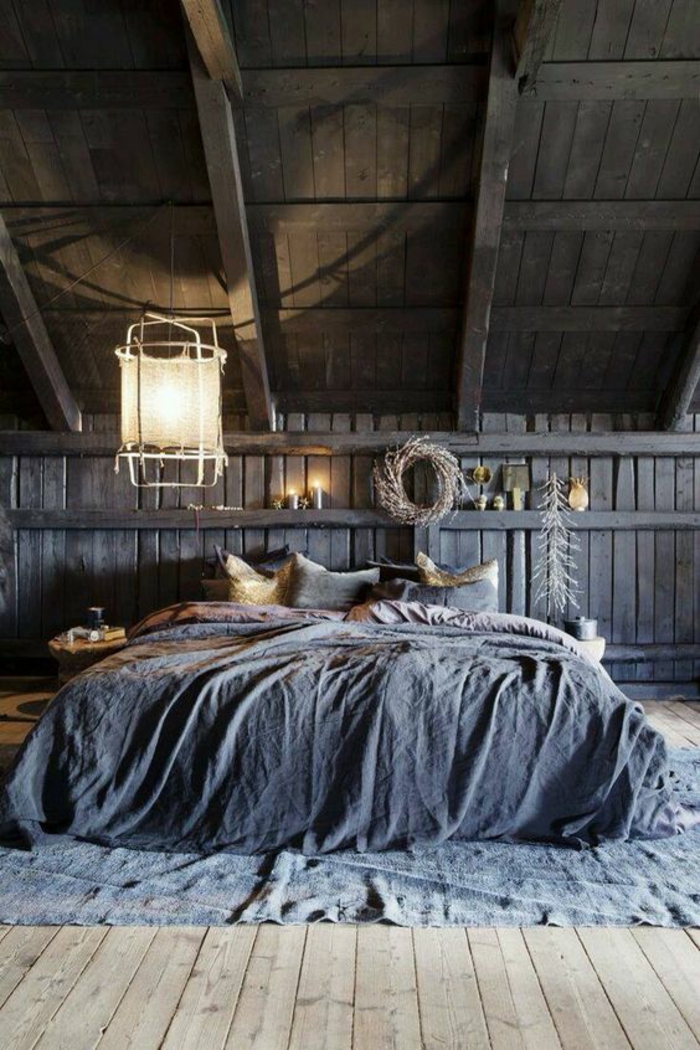 deco chambre adulte bleu gris pièce sous pente dans un esprit bohème boho chic avec grande lanterne en tissu blanc au dessus du lit 