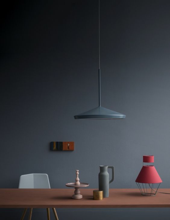 nuance de bleu couleur bleu gris ambiance avec luminaire suspendu en gris pastel et luminaire rose sur la table