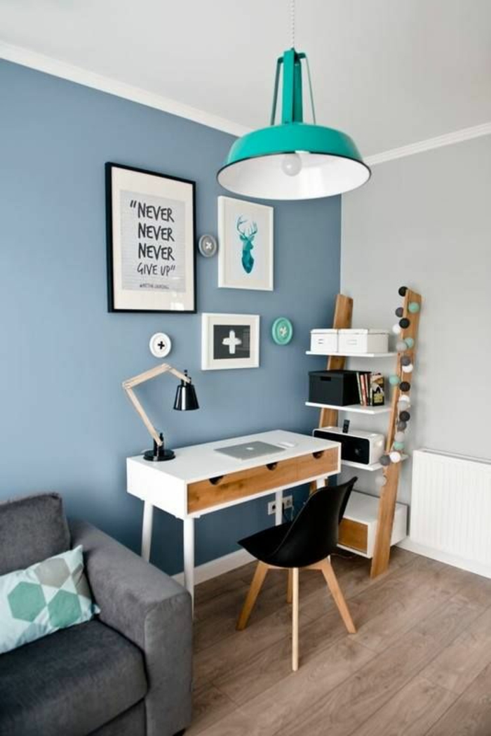 bleu cyan dans une chambre ado avec luminaire de style industriel en couleur vert criard murs et plafond en gris 