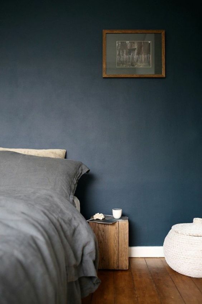 chambre adulte bleu couleur bleu gris deco chambre adulte bleu avec revêtement du sol en parquet marron clair imitation poutres