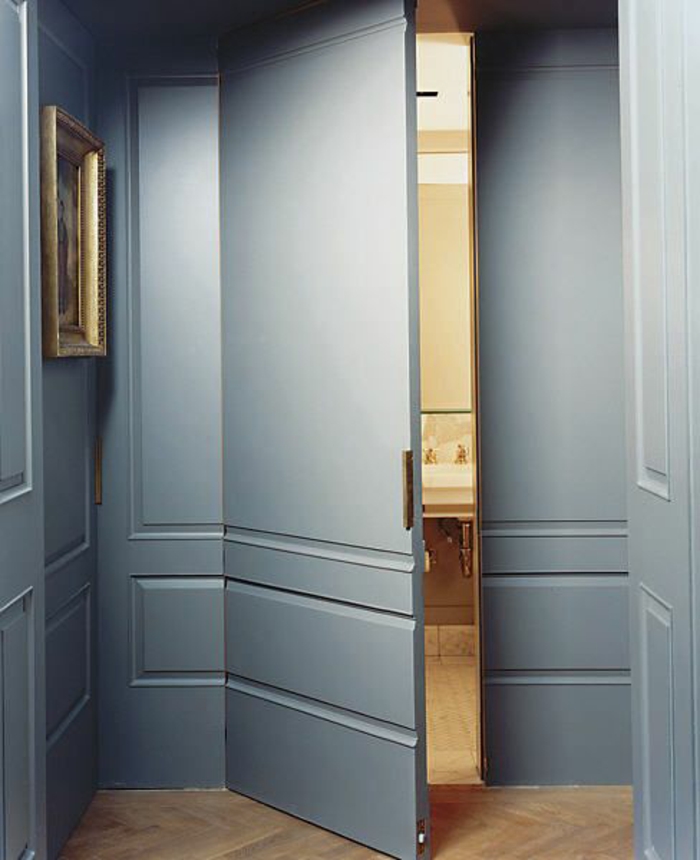 deco chambre adulte bleu portes avec deux battants ameublement dans un style classique avec parquet au sol