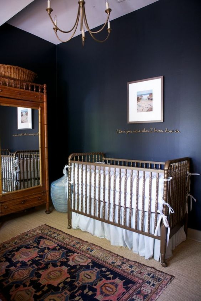 décoration chambre bébé garçon avec plafons en lila meubles en style vintage et tapis persan